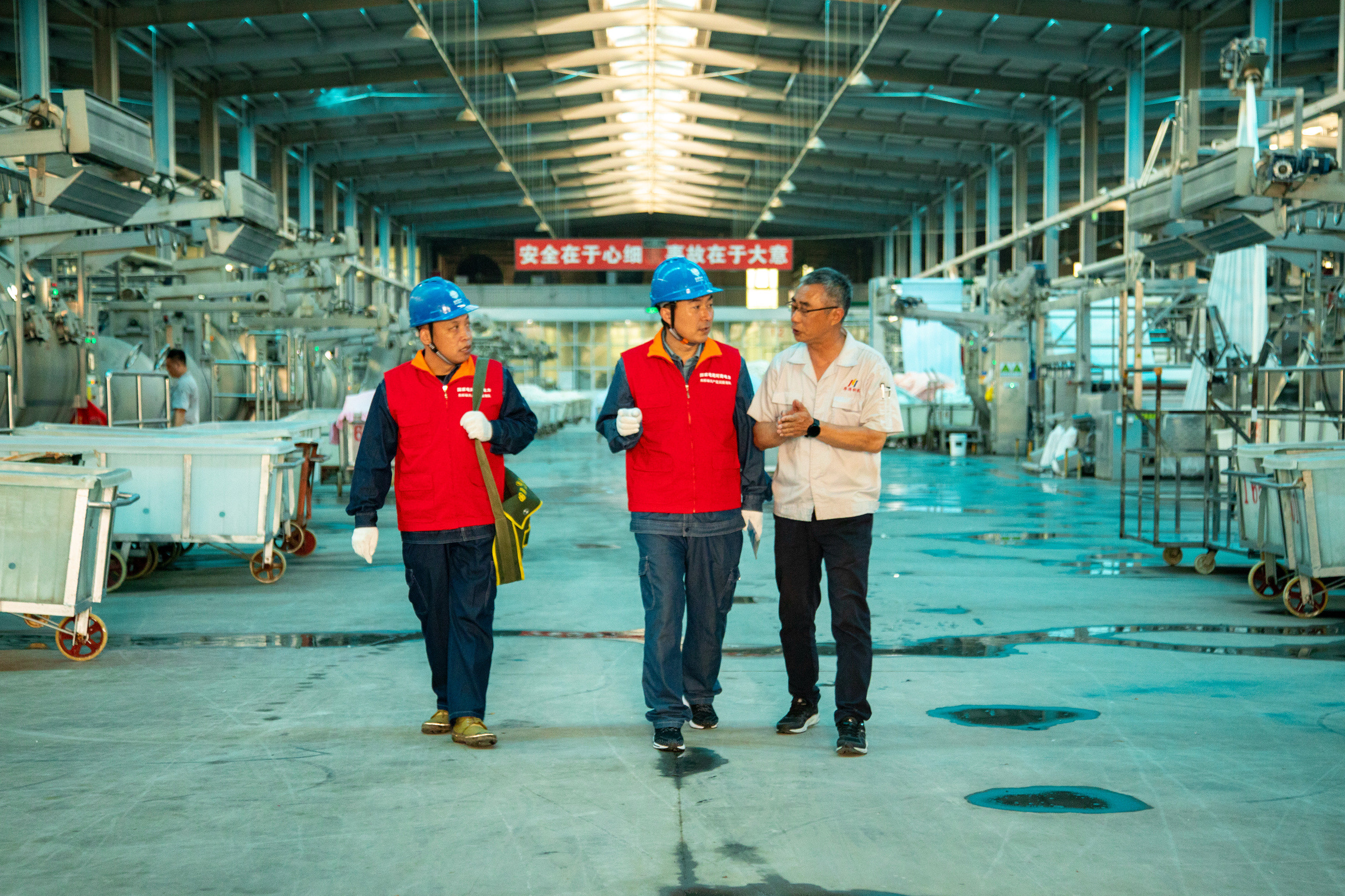 6月20日，国网河南电力焦裕禄共产党员服务队队员路红旗、赵文生深入企业走访，了解用电需求。(文琨 摄)