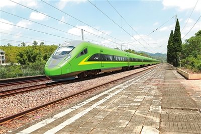 一趟“绿巨人”列车在京九线上运行。