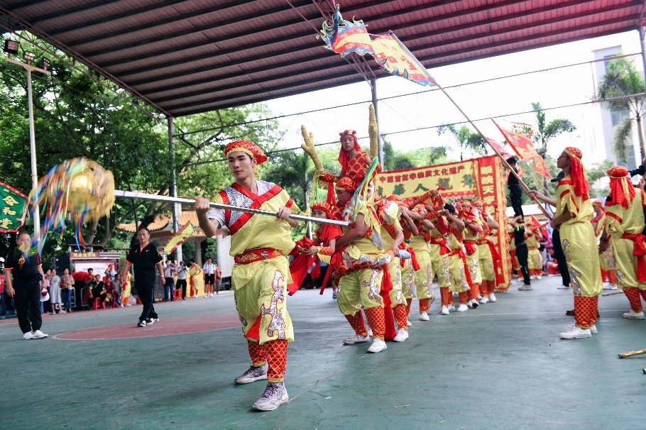 图:光华人龙舞表演