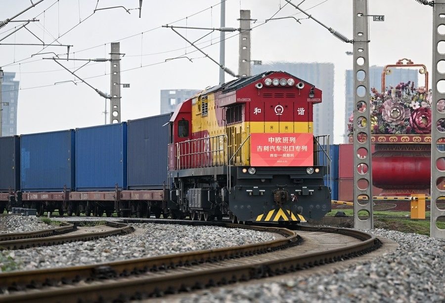 4月23日，中欧班列长安号吉利汽车出口专列从西安国际港站驶出。新华社记者 李一博 摄