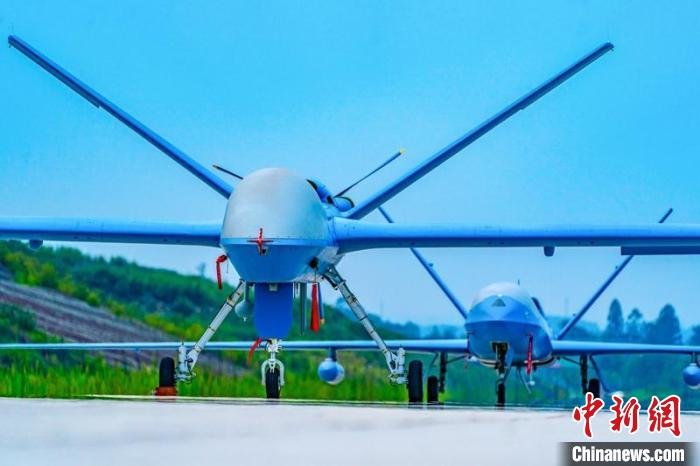 交付的“海燕号”气探型高空大型无人机。　岳书华 摄