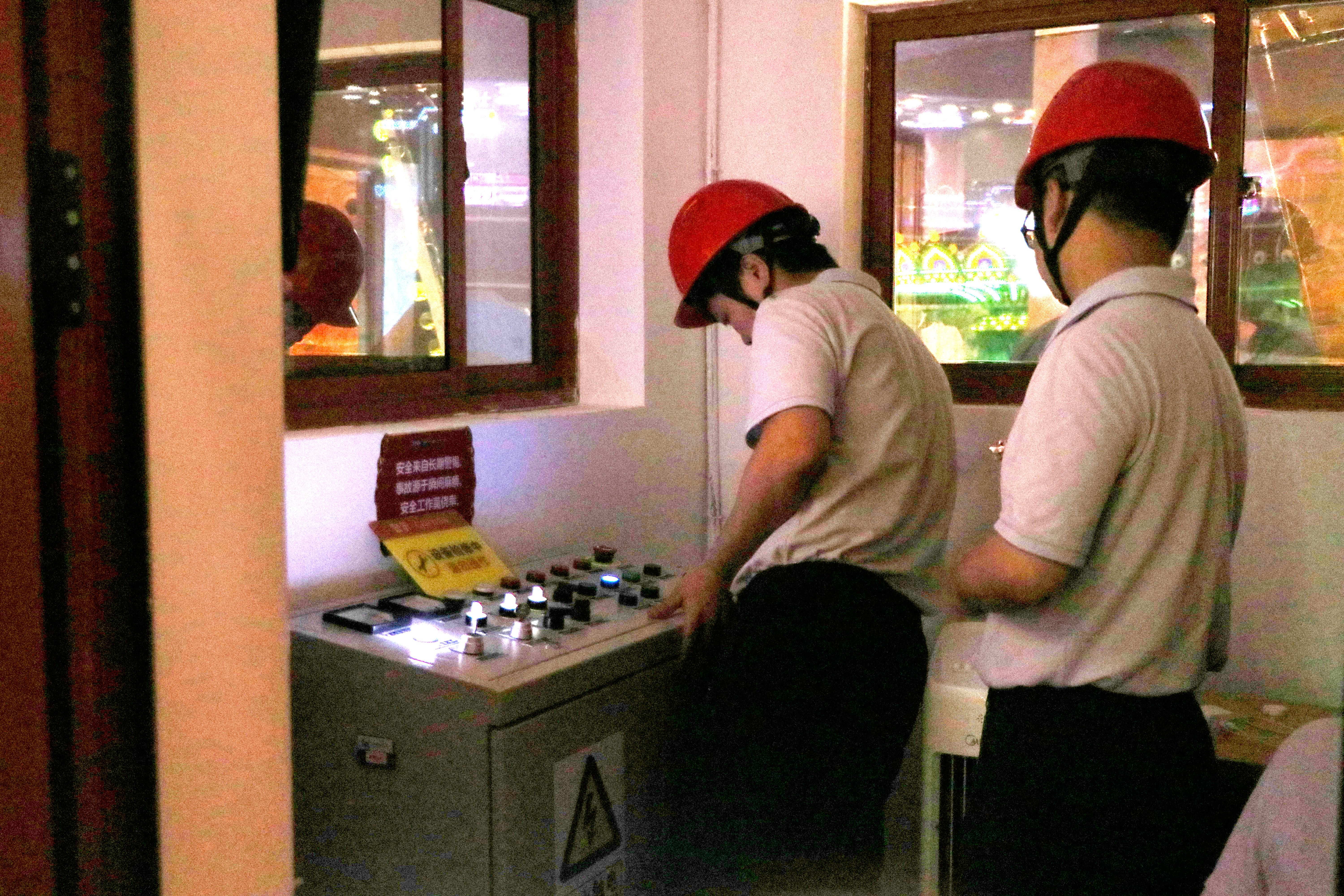 救援人员根据应急程序排除和修复设备故障