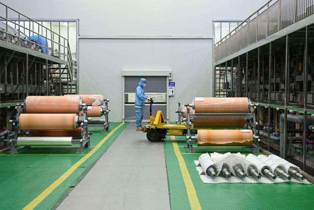 工人在金川集团铜业有限公司年产3万吨新能源电子材料铜箔项目生产
