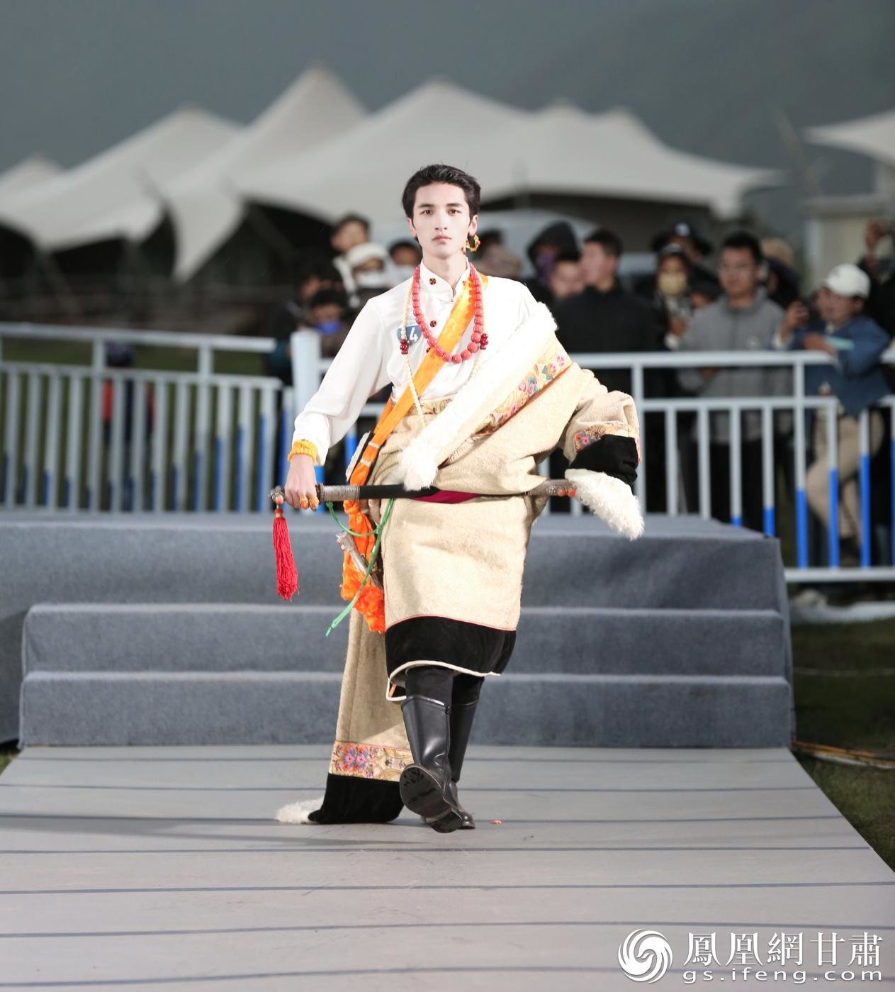 甘肃民族师范学院的毕业生达博在走秀 夏河县融媒体中心供图