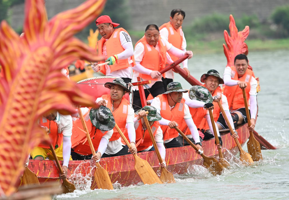 28支当地参赛队伍在汉江上表演龙舟竞渡,喜迎端午佳节(6月22日摄)
