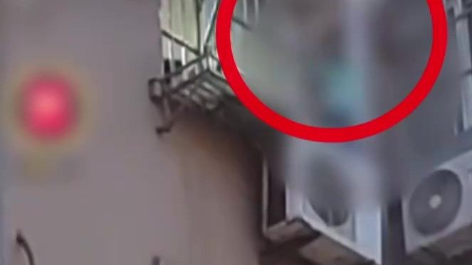 男孩逃到5楼窗外，仍被家长拿棍子追打，哭着跳下