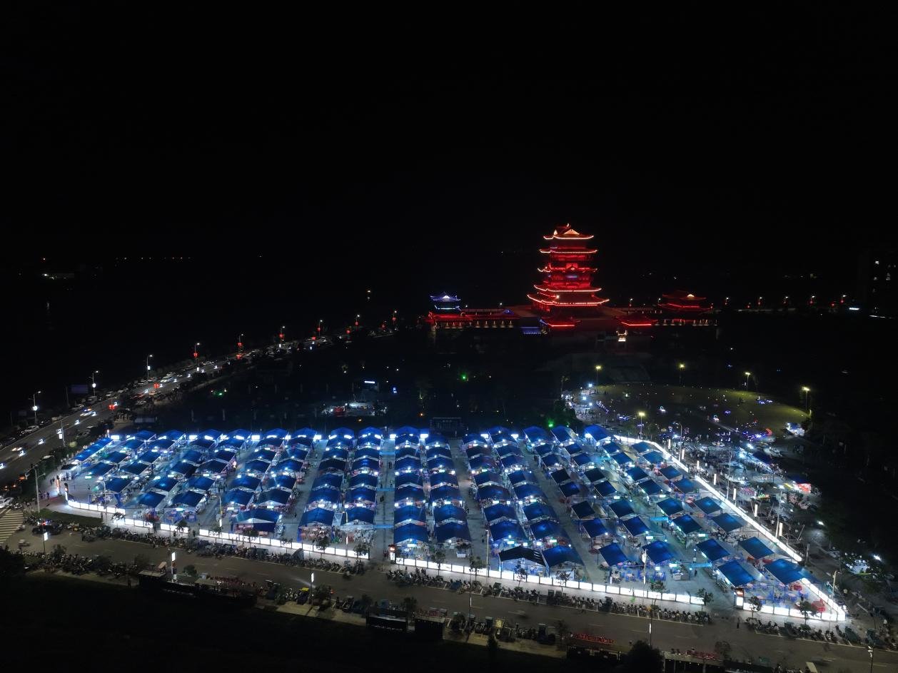 夜幕降临，上饶铅山县武夷阁广场的清补凉夜市街内华灯初上、人头攒动。