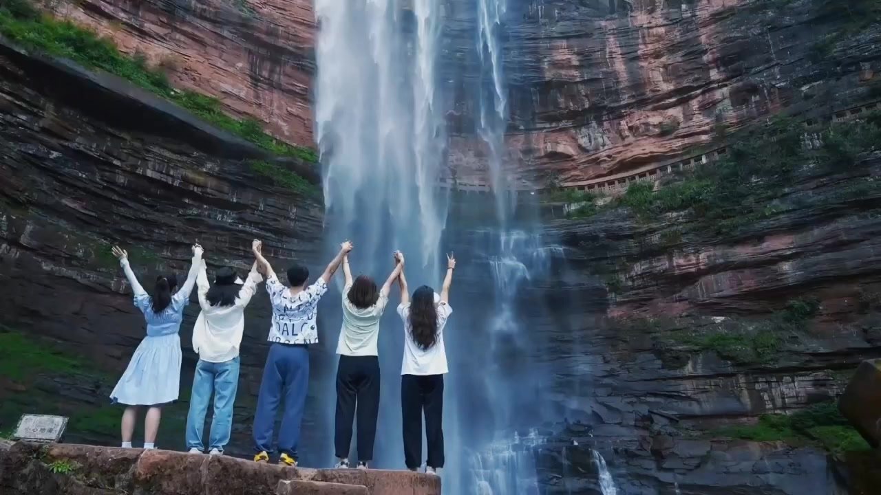 视频丨不留遗憾，在四面山用一场旅行“致青春”