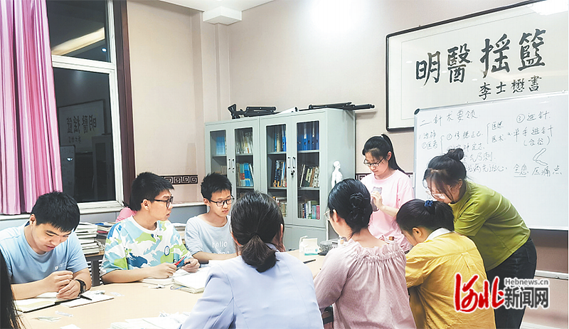 河北中医药大学扁鹊医学社的同学们正在学习讨论相关中医知识。 闫 润摄