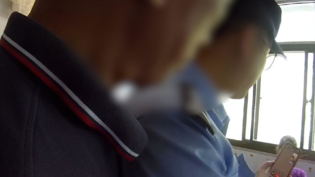 女子遇假警察诈骗，真警察到家劝阻并怒斥骗子“早晚抓到你”