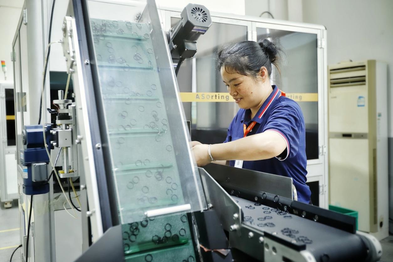 上饶市瑞辰密封科技有限公司生产车间内，工人熟练地操纵着生产机器。