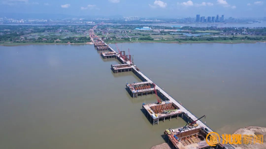 （隆兴大桥赣江中支主桥建设现场）