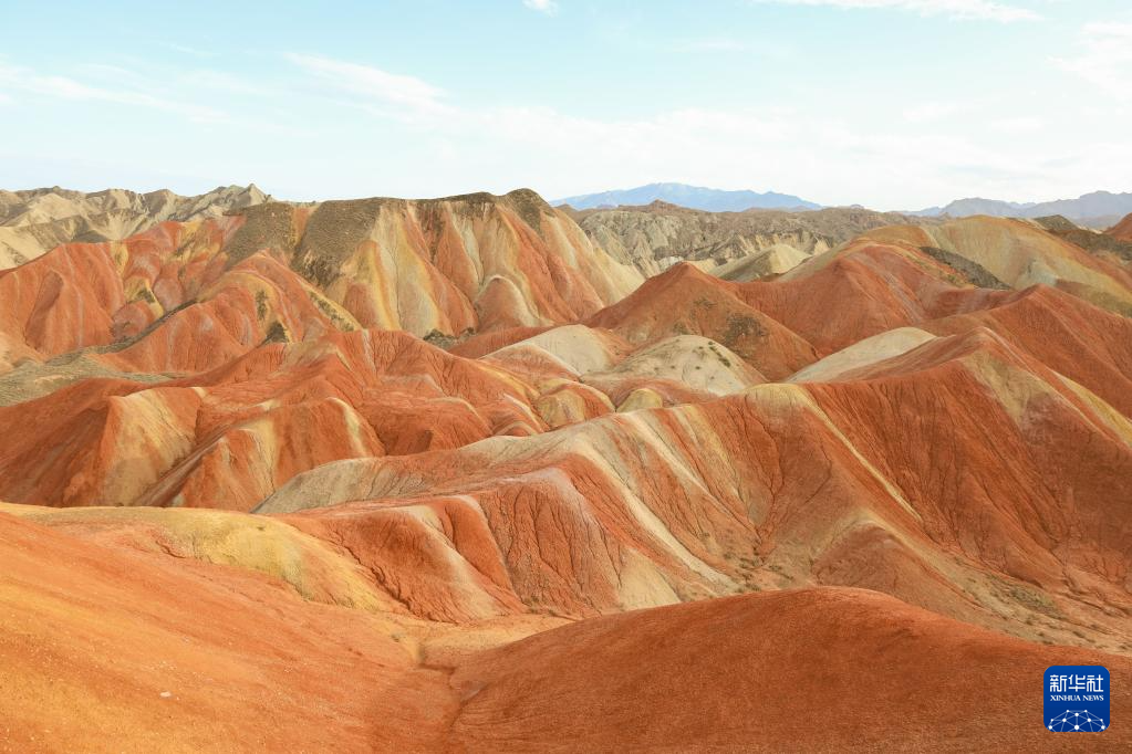 这是6月25日在甘肃省张掖市七彩丹霞景区拍摄的丹霞景观 新华社记者 马希平 摄