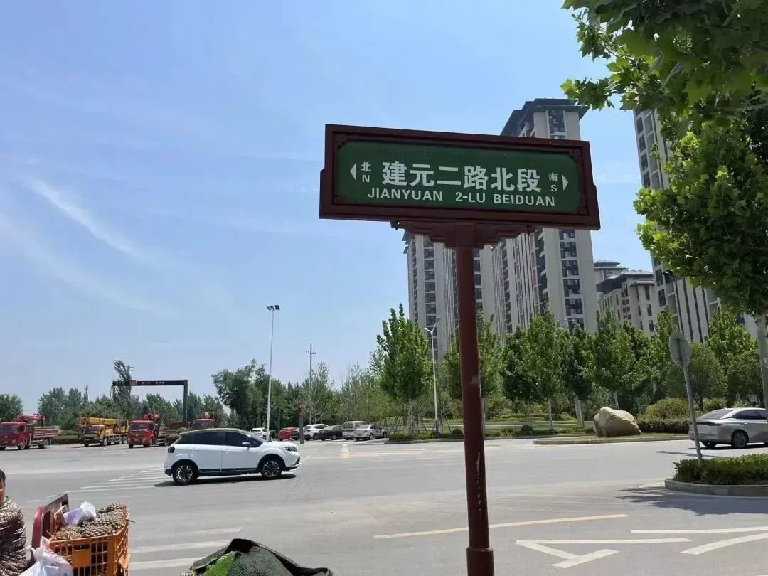 在十字路口，往建元二路北段向南走500米即可到达西安市红会医院北院区