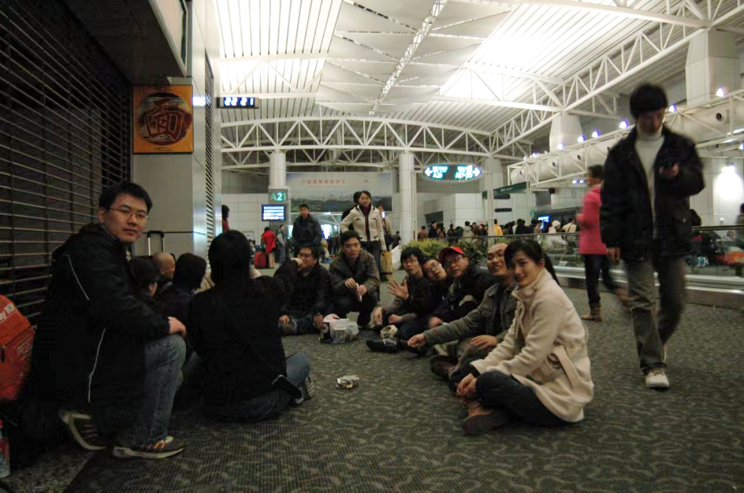 2008年1月底，去海口开年会期间，因航班延误滞留在机场一整夜，当晚，“艳照门”事件爆发（受访者供图）