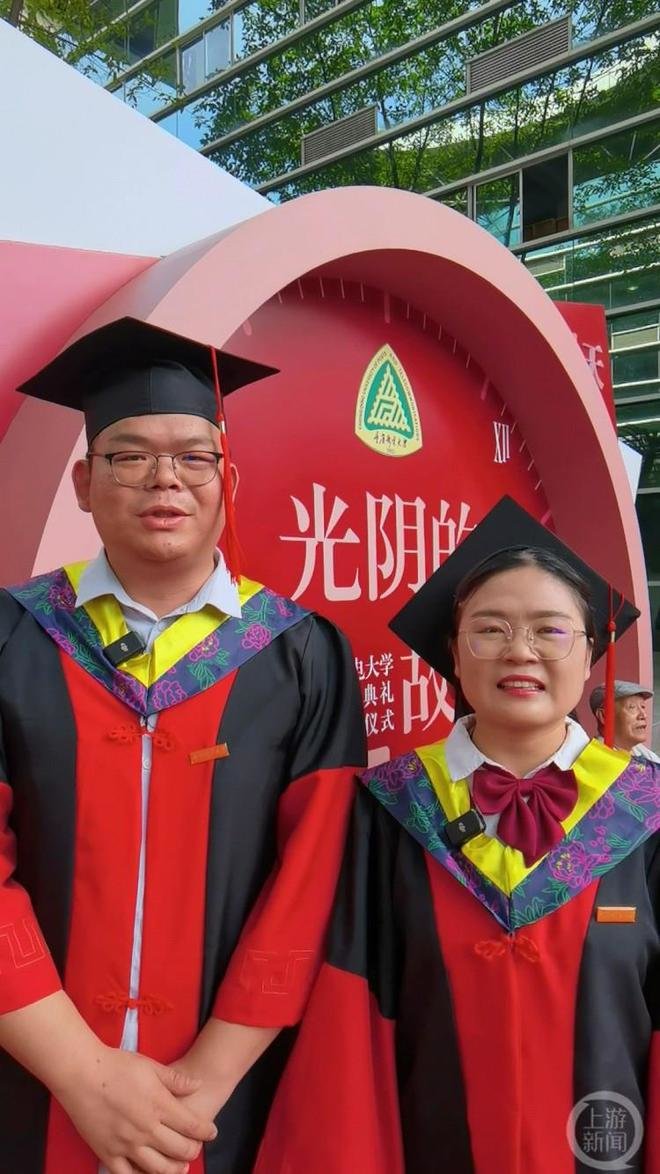 工程专业博士研究生安泽亮和同为博士的妻子徐雨晴,一同领到了毕业证