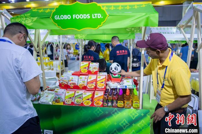 泰国国家馆内一食品企业展位。　刘忠俊 摄
