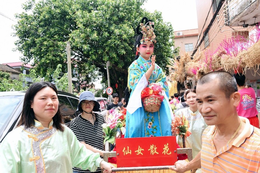 图:北水柜色表演巡游