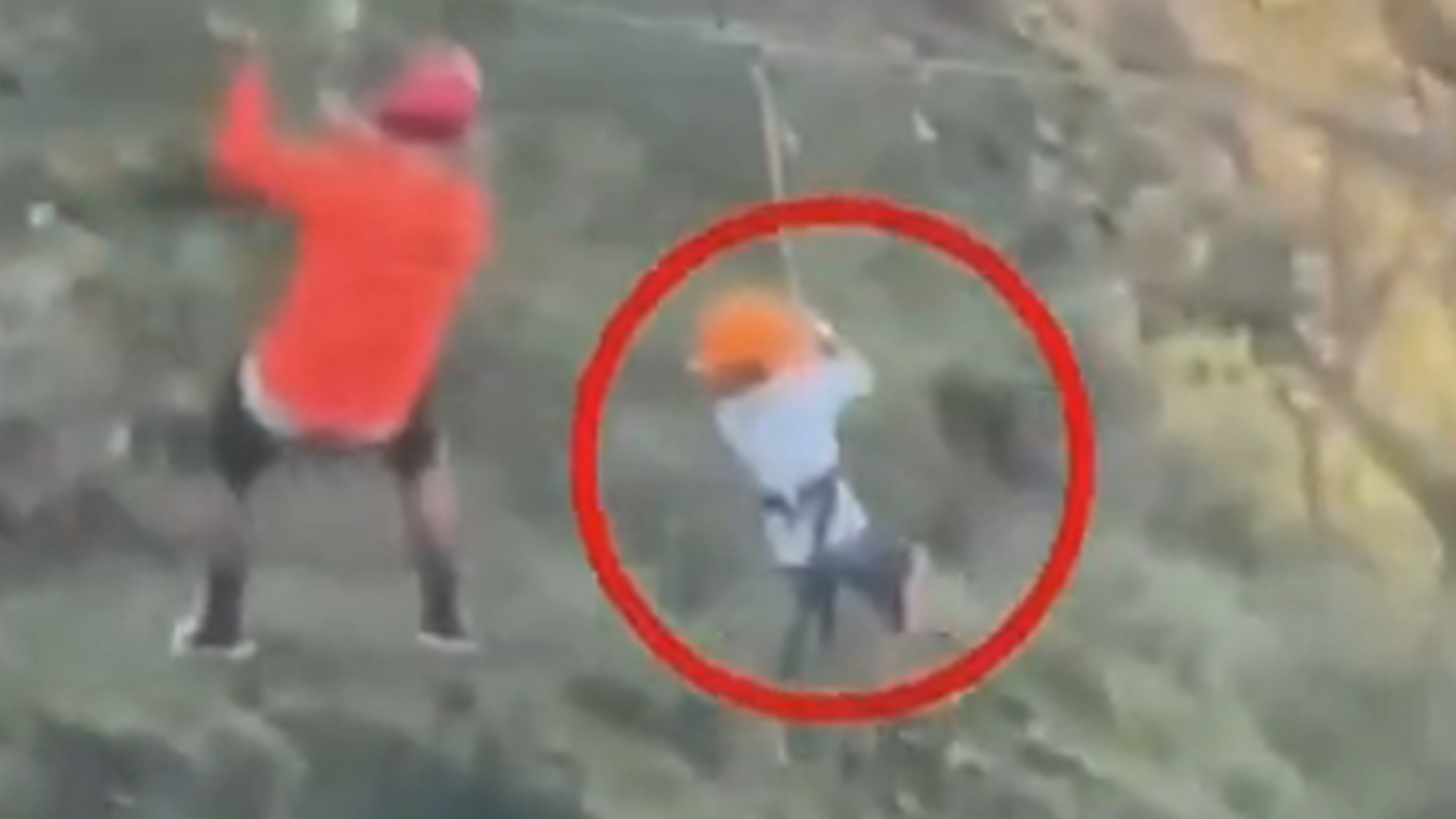 墨西哥6岁男孩玩高空滑索，安全带突然断裂从12米高处坠入湖中，万幸无大碍