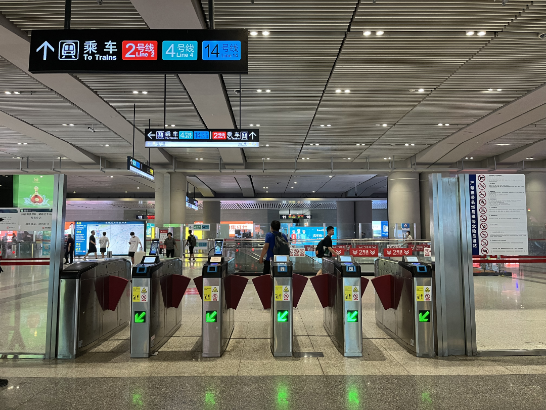 乘坐 2号线草滩方向列车，仅需一站即可到达