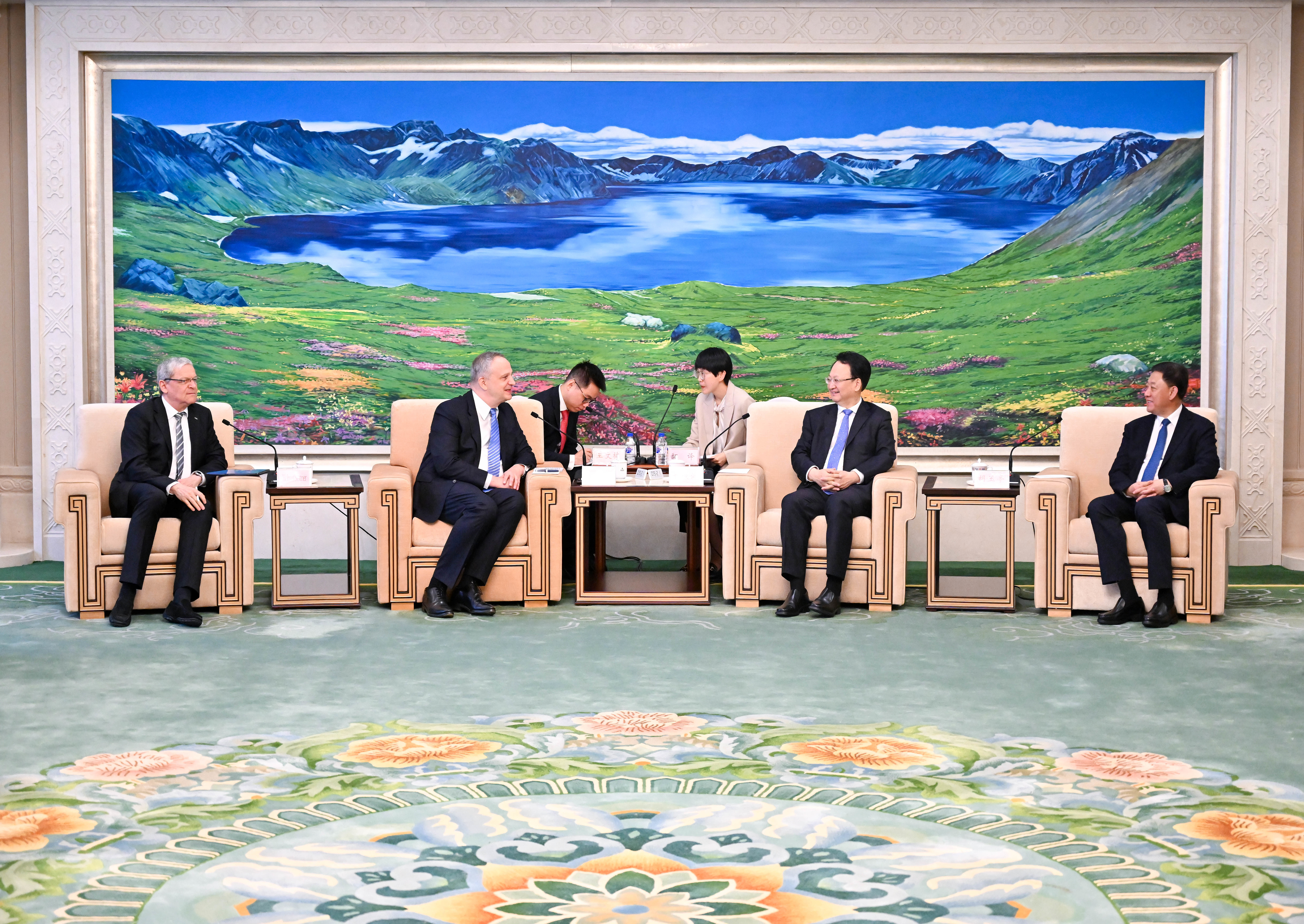 6月30日，省委书记景俊海，省委副书记、省长胡玉亭在长春会见奥迪中国总裁温泽岳一行。