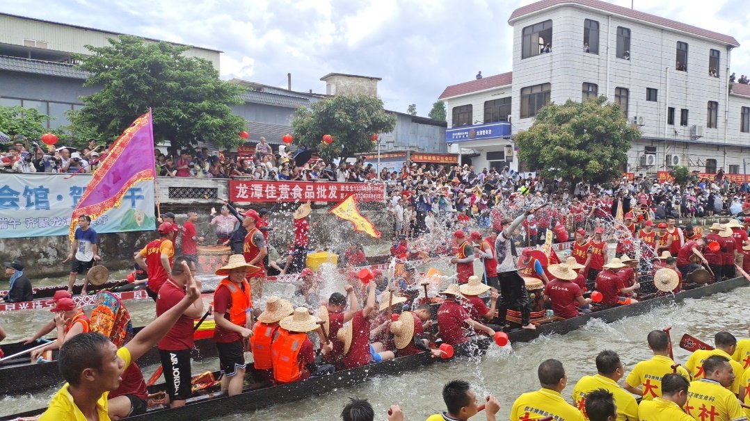 图:龙潭大涌里百龙闹江,两岸观众人山人海