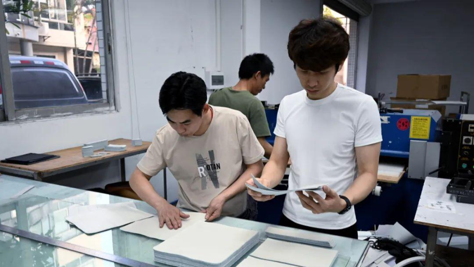 第一批回家接厂的年轻人,快把厂子搞垮了_凤凰网