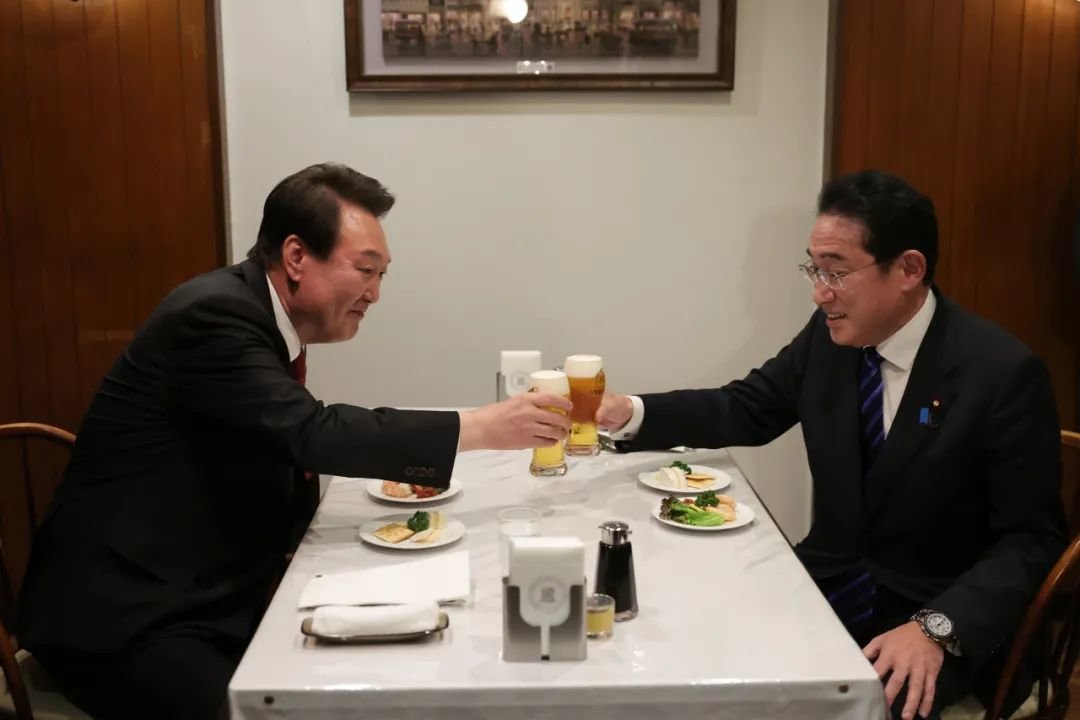 3月中旬，韩国总统尹锡悦与日本首相岸田文雄与在东京共饮啤酒。出访日本是他“亲美联日”战略的一部分。图自：koreaherald