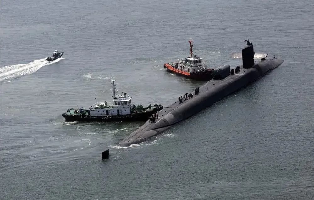 6月16日，美国海军“密歇根”号巡航导弹核潜艇抵达韩国釜山，这是美韩4月《华盛顿宣言》中“增加美国战略武器的对韩例行出动次数”条款的跟进措施。图源：AP