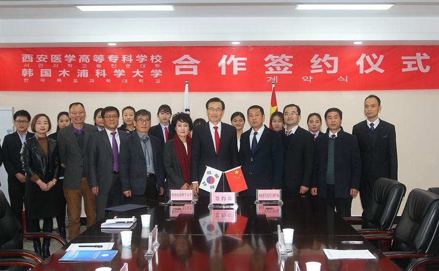 与会人员合影留念
