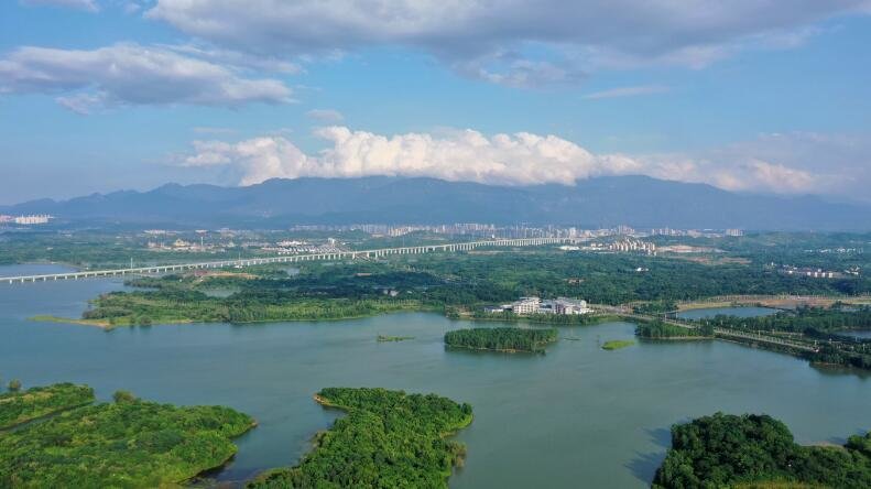 九江市八里湖新区：夏日云翩翩 悠然山水间