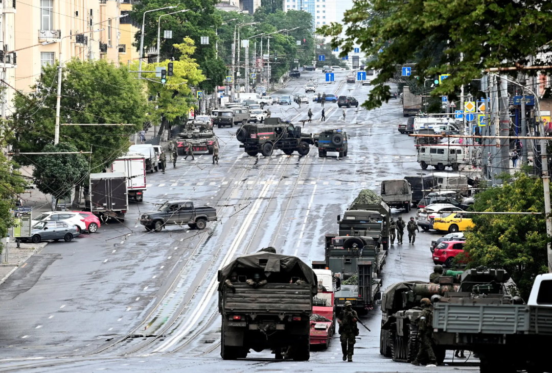 当地时间6月24日，瓦格纳雇佣军组织的武装分子部署在俄罗斯顿河畔罗斯托夫南部军区总部附近的一条街道上。