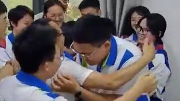 男生高考697分，同学们激动尖叫拥抱