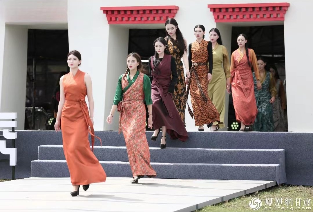 不同款式的民族服饰交相辉映,将传统与现代、非遗元素与时尚潮流完美融合。夏河县融媒体中心供图