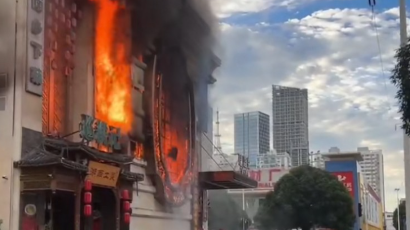 南宁一餐厅发生火灾，所幸无人员伤亡