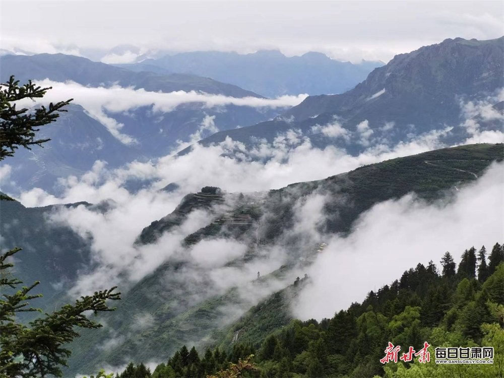 云海翻腾,层层山峦时隐时现。张宝明 摄
