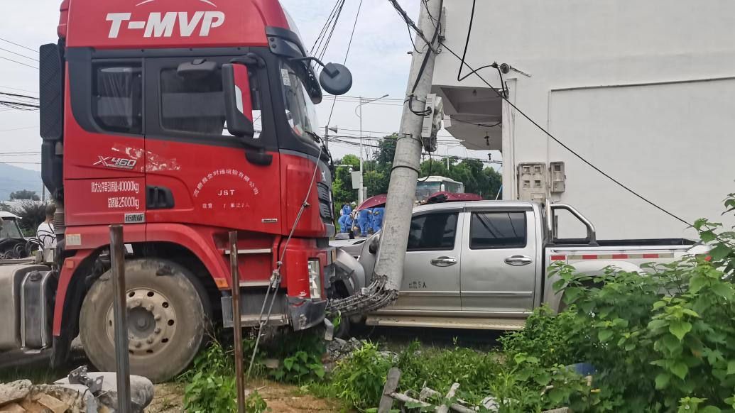 粗心司机下车未拉紧手刹，半挂车“无人驾驶”撞歪电线杆