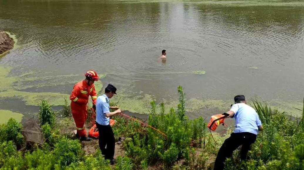 男子下网捕鱼被渔网缠住，消防抛救生圈救援