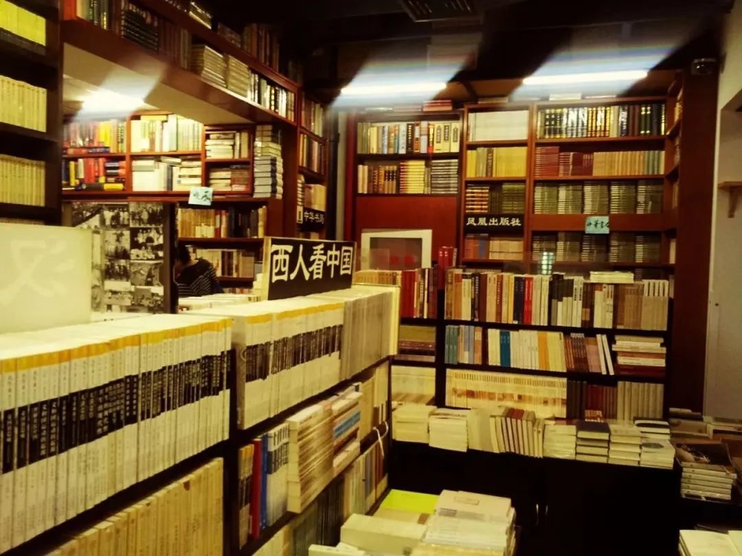 图为万圣书店。该书店是海淀区一家老字号书店，也是许多北京读书人的精神家园。