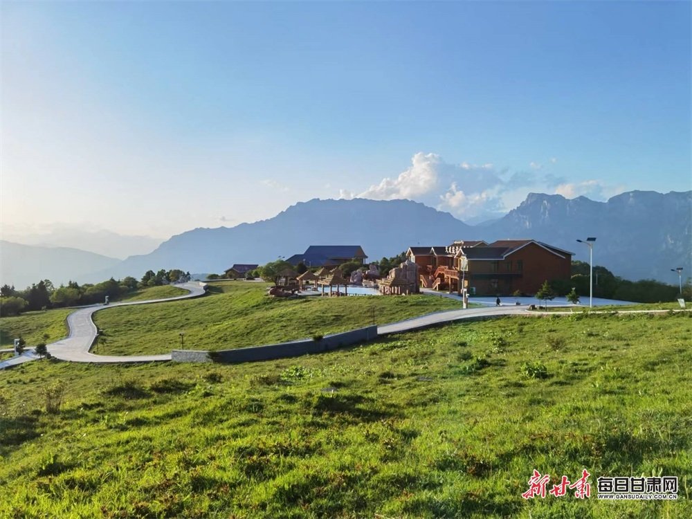 拉尕山草地如茵 张宝明 摄