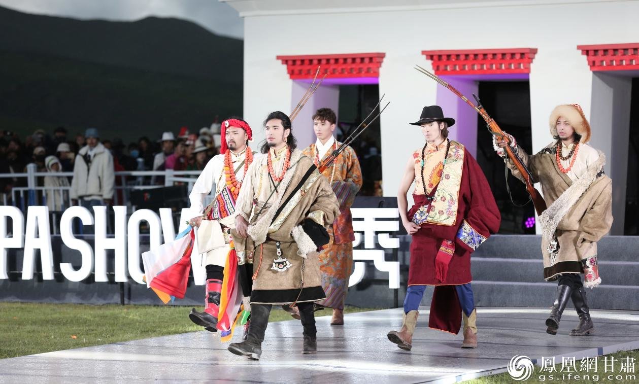 藏模身着藏族传统华服上场,展示藏族服饰的独特魅力。夏河县融媒体中心供图