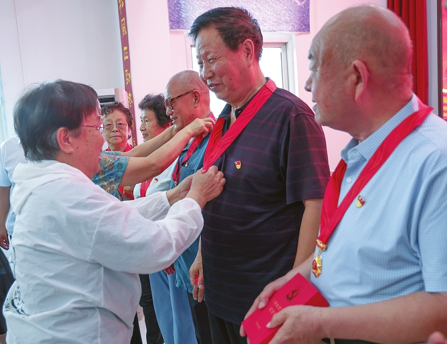 万荣县举办庆“七一”“光荣在党50年”纪念章颁发仪式