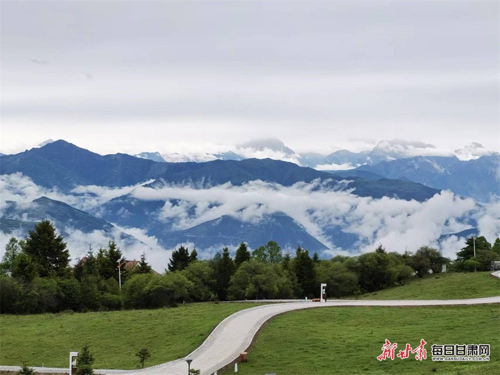 层层云雾萦拉尕山张宝明 摄