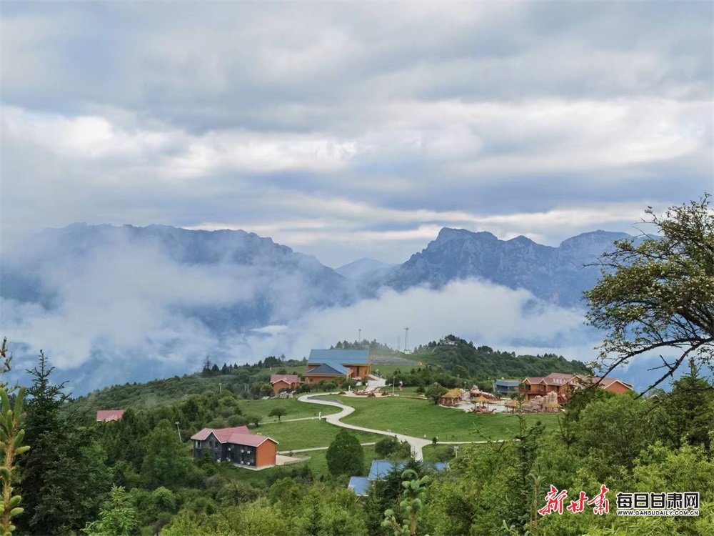拉尕山松林环抱 张宝明 摄