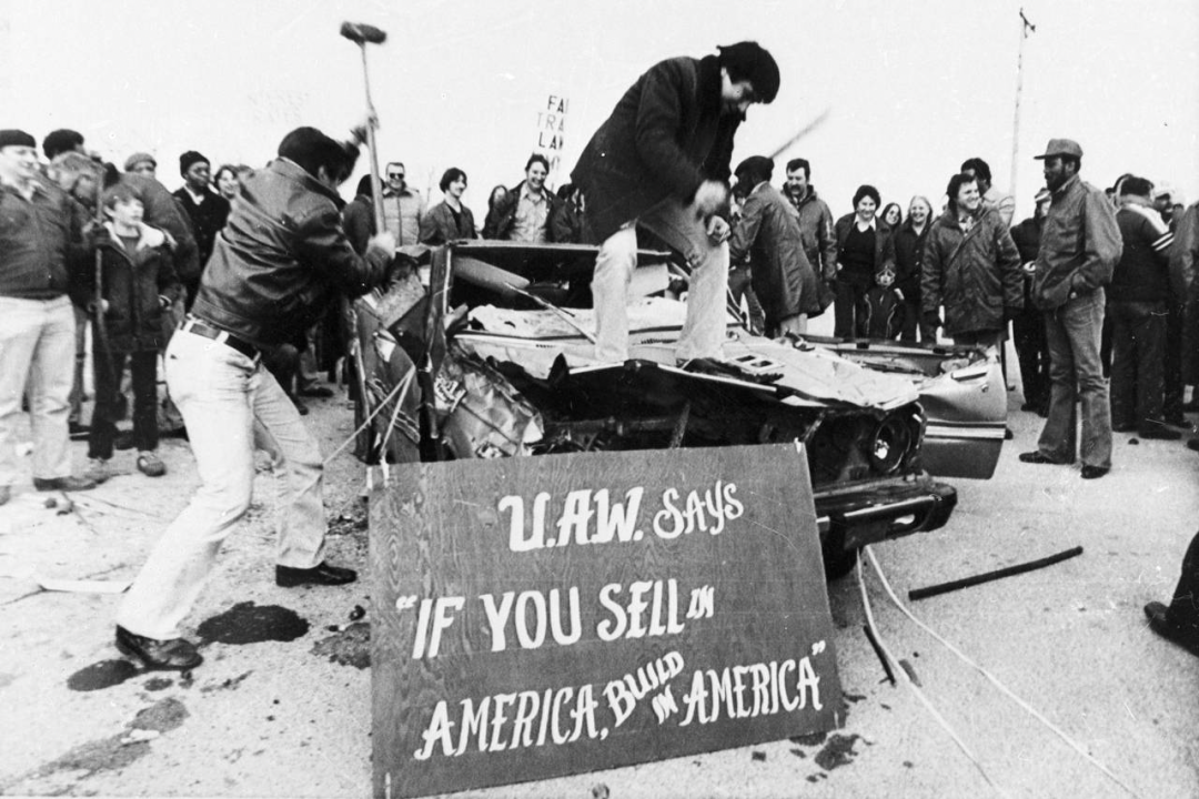 1981年，美国汽车工会成员砸毁一辆丰田汽车