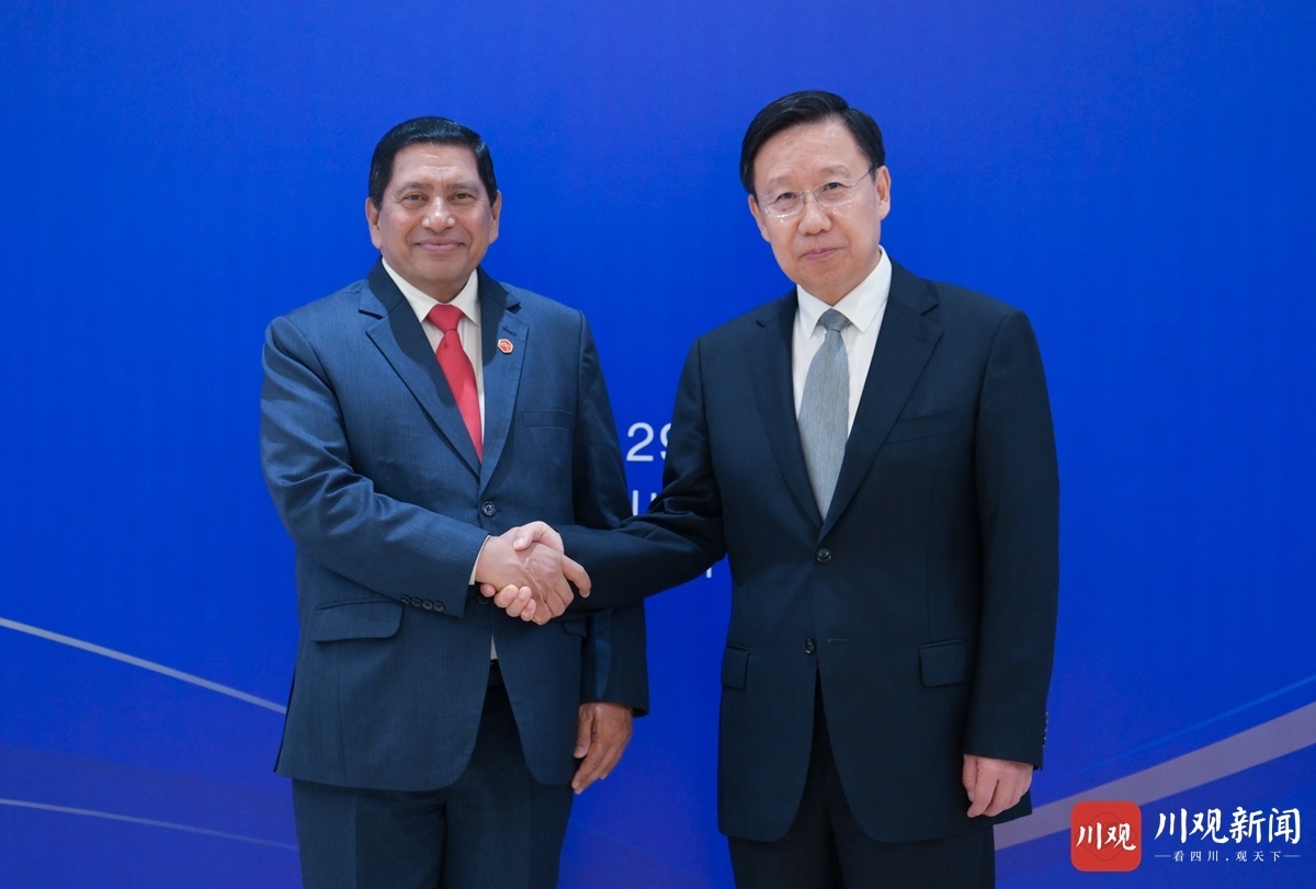 6月29日，省委书记王晓晖在成都会见尼泊尔副总理兼内政部部长施雷斯塔。