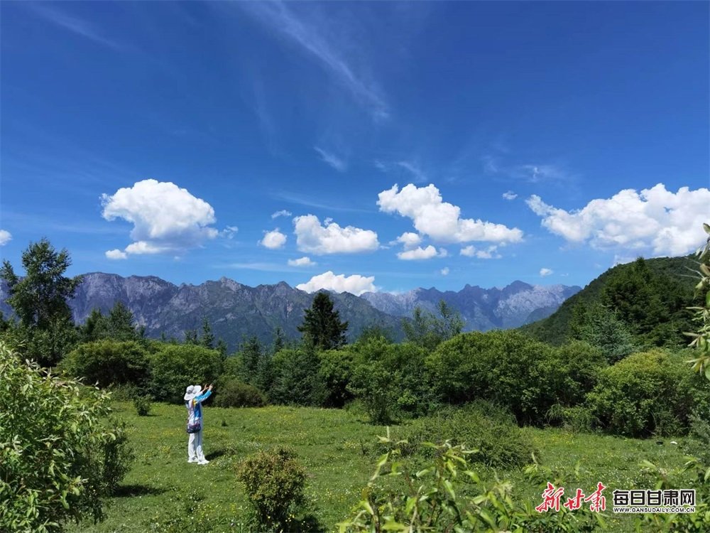 游客在拉尕山游览 张宝明 摄