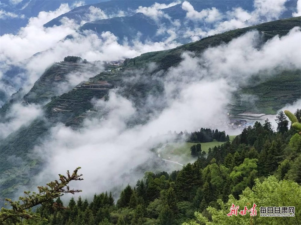 云海绕梯田 张宝明 摄