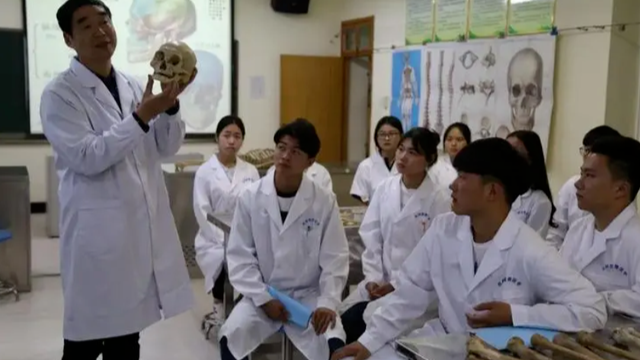 寒门弟子不建议学医?张雪峰劝退学医,被顶上热搜_凤凰网