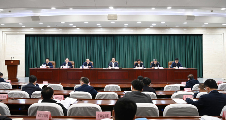 1月30日，全省汽车产业集群“上台阶”工程动员大会召开。